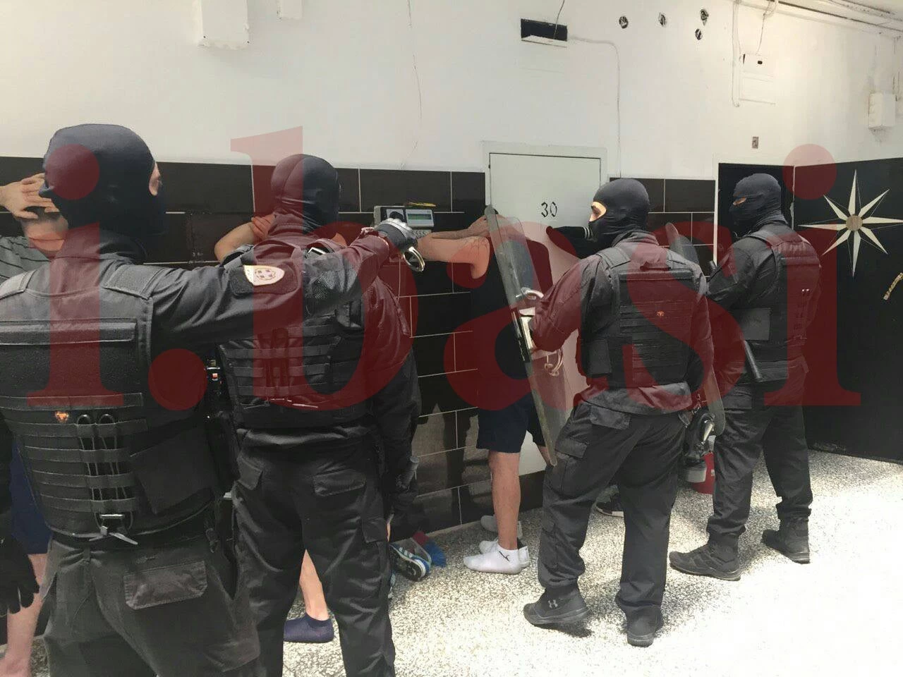 Καρέ καρέ η επέμβαση της ΕΚΑΜ στον Κορυδαλλό (εικόνες)